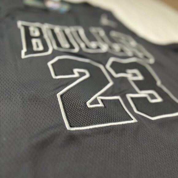 Michael Jordan Chicago Bulls MVP Jersey - Picture 4 of 8